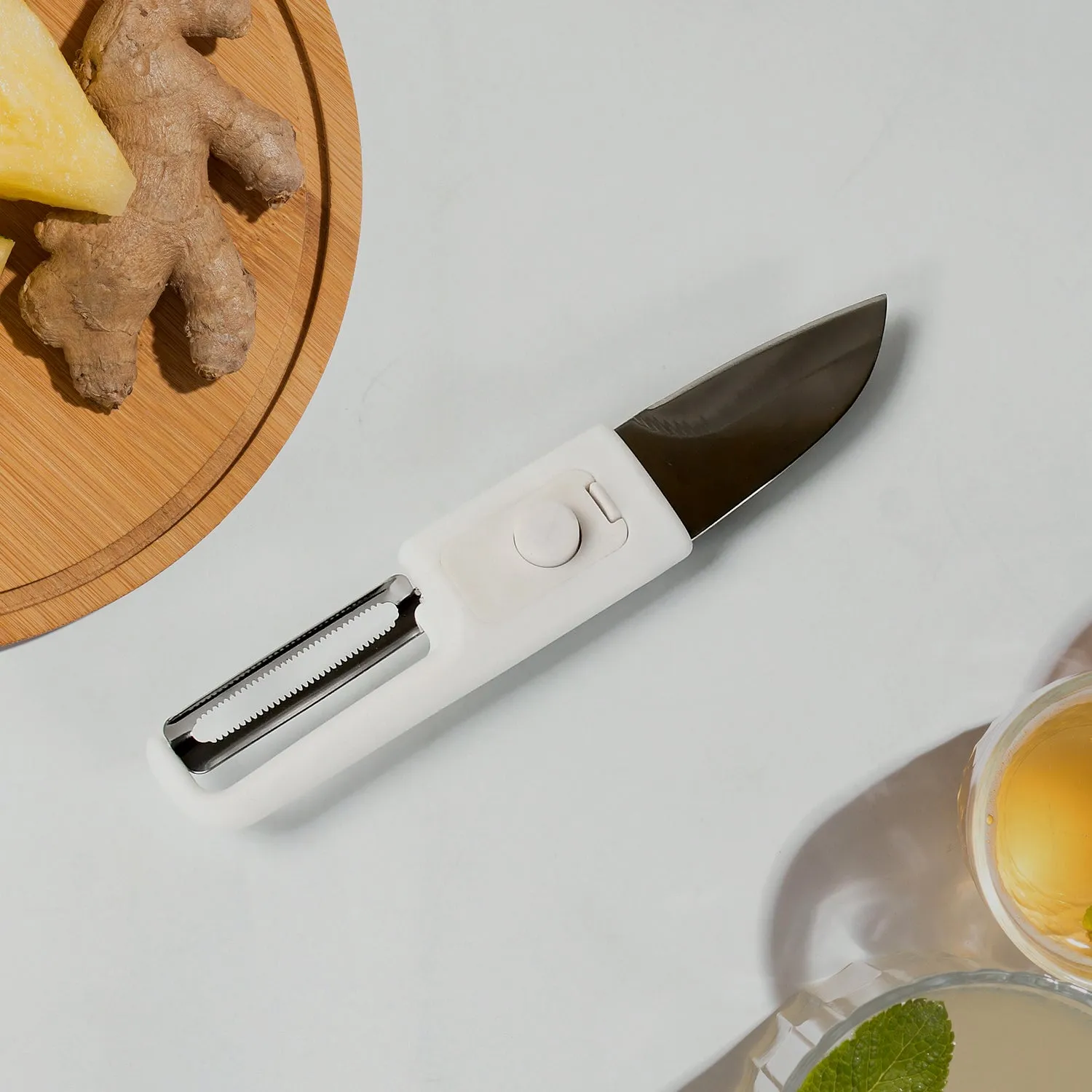 Multifunctional peeler Two in one fruit knife, fruit and vegetable cutting knife sawtooth peeler, apple, carrot, potato, fruit slice antiskid